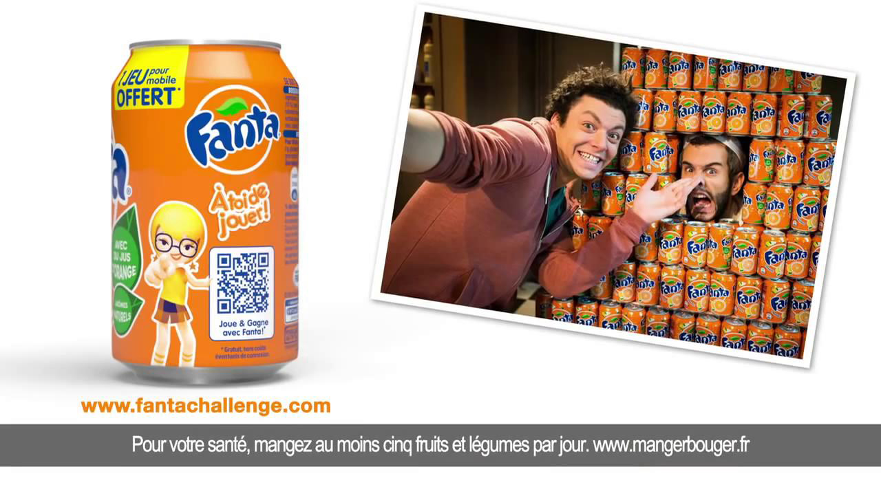 décor avec kev adams avec montagne de canettes de fanta