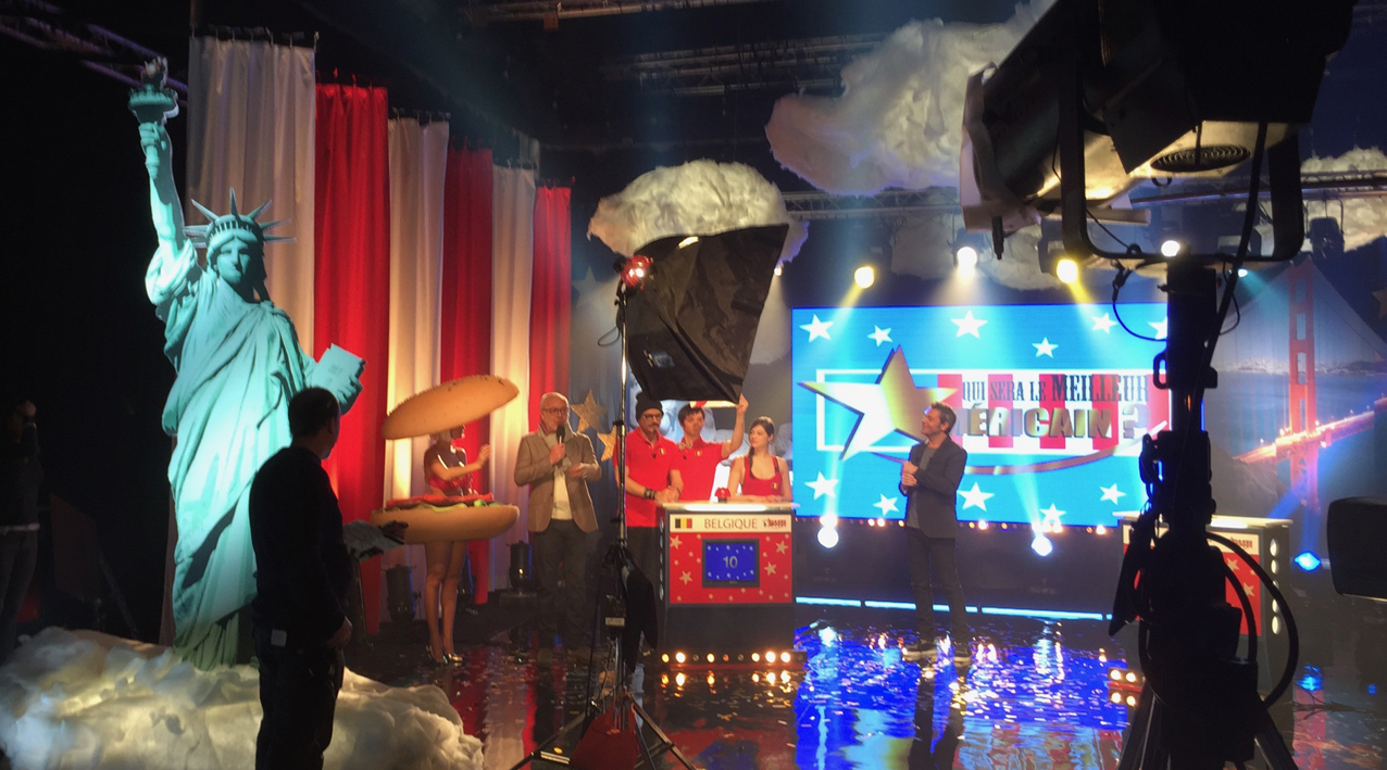 décor en studio d'un jeu télévisé pour le téléfilm un rêve américain avec kev adams