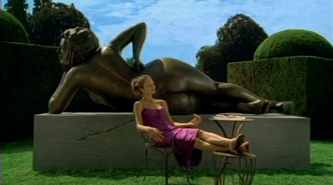 sculpture d'une femme allongée en faux bronze dans le jardin des tuileriespour le tournage du film publicitaire boursin