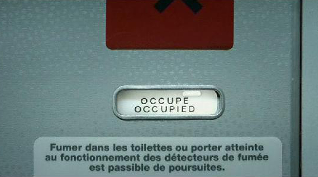 décor de toilettes d'avion pour film publicitaire sur le sida