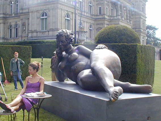 sculpture d'une femme allongée inspirée des statues de maillol au jardin des tuileries pour tournage film publicitaire
