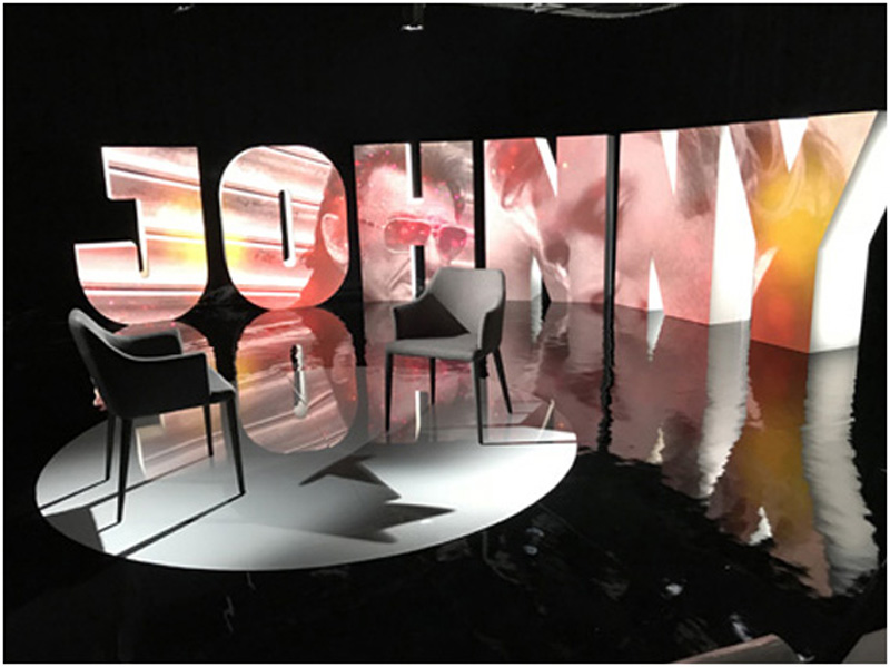 décor du documentaire sur Johnny halliday, projection d'images sur grandes lettres en volumes