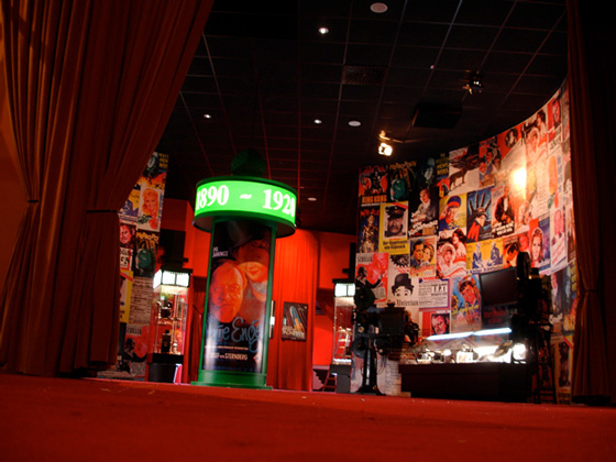 colonne Morris et affiches de films dans l'entrée du musée sur le cinéma à Bottrop en Allemagne.