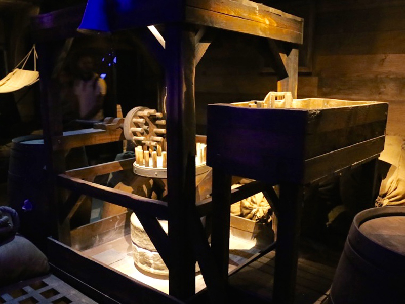 réplique de la machine à grain fabriquée sur le navire L'astrolabe, accessoires decor spectacle puy du fou